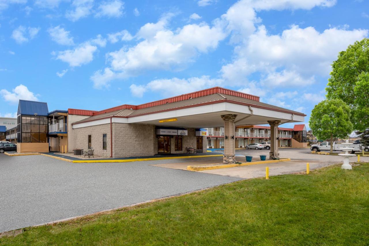 Super 8 By Wyndham Perrysburg-Toledo Hotel Bagian luar foto