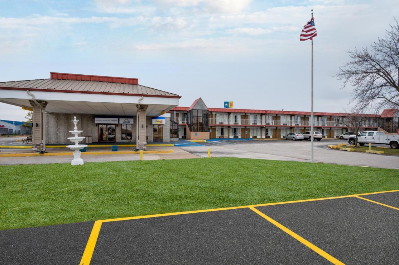 Super 8 By Wyndham Perrysburg-Toledo Hotel Bagian luar foto