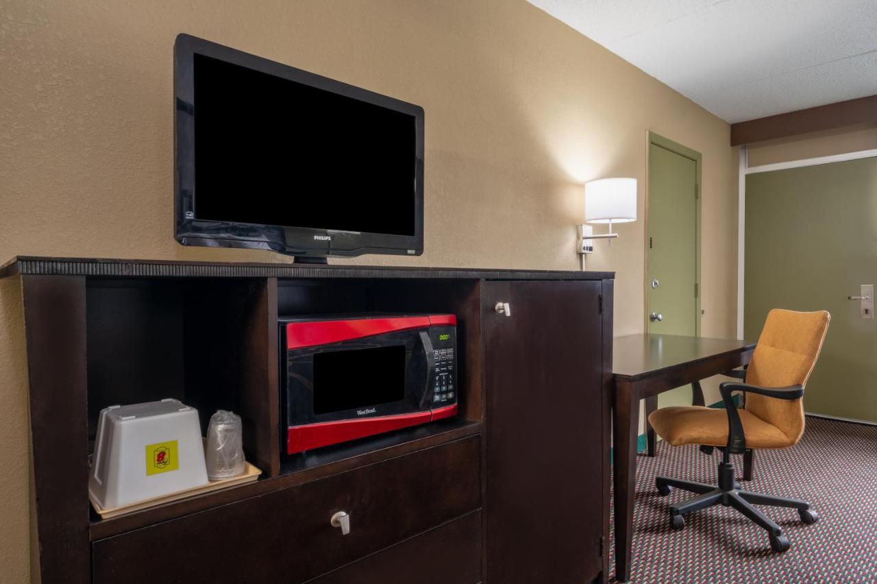 Super 8 By Wyndham Perrysburg-Toledo Hotel Bagian luar foto