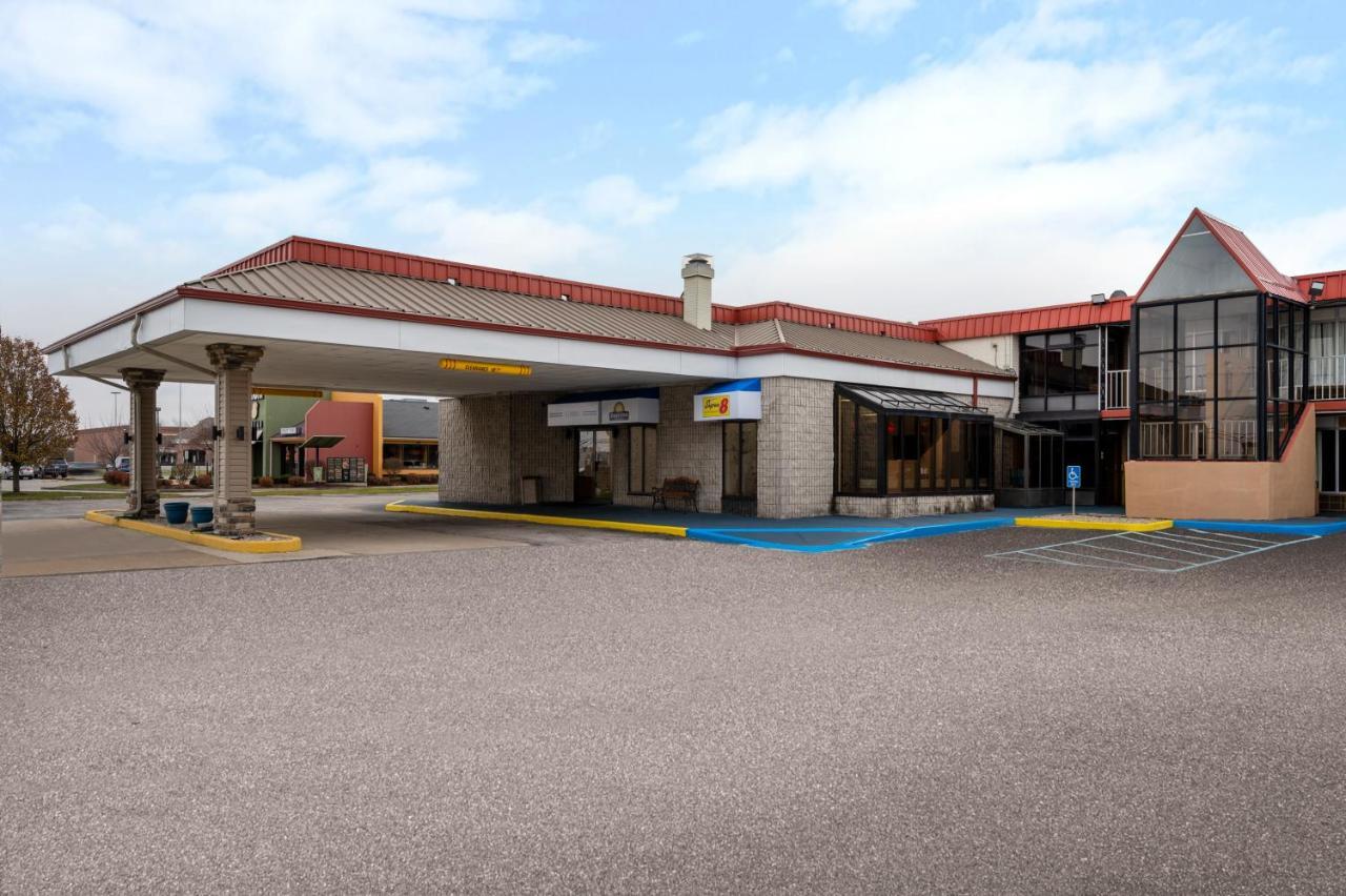 Super 8 By Wyndham Perrysburg-Toledo Hotel Bagian luar foto