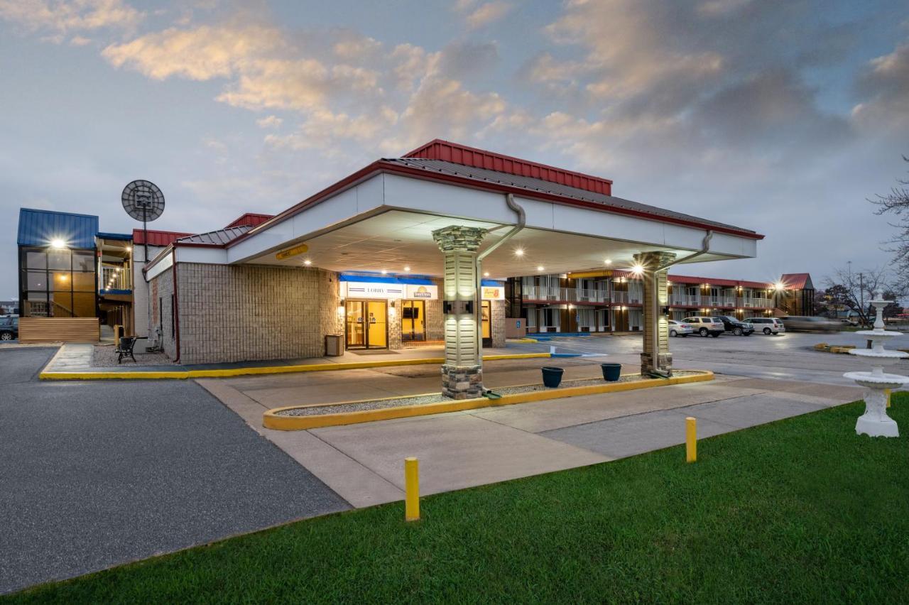 Super 8 By Wyndham Perrysburg-Toledo Hotel Bagian luar foto
