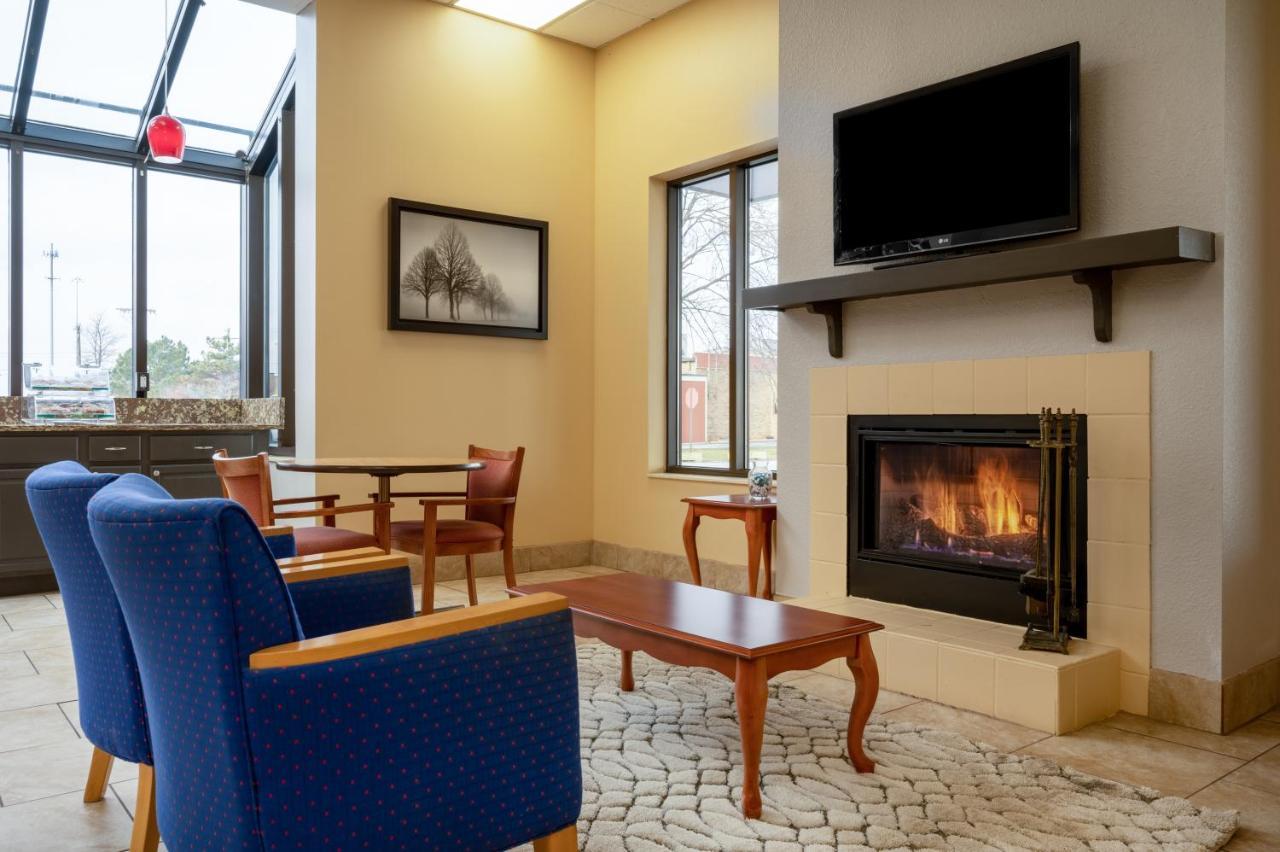 Super 8 By Wyndham Perrysburg-Toledo Hotel Bagian luar foto