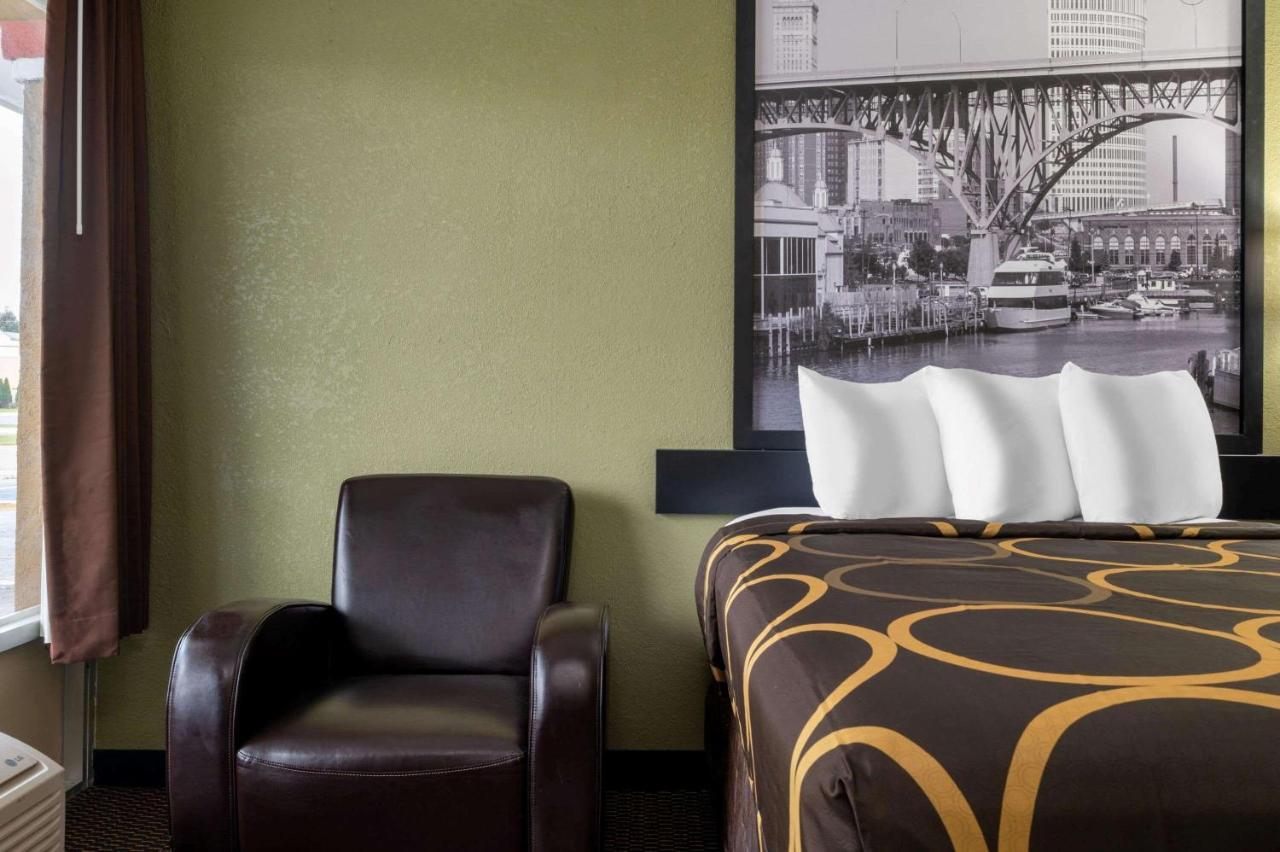 Super 8 By Wyndham Perrysburg-Toledo Hotel Bagian luar foto