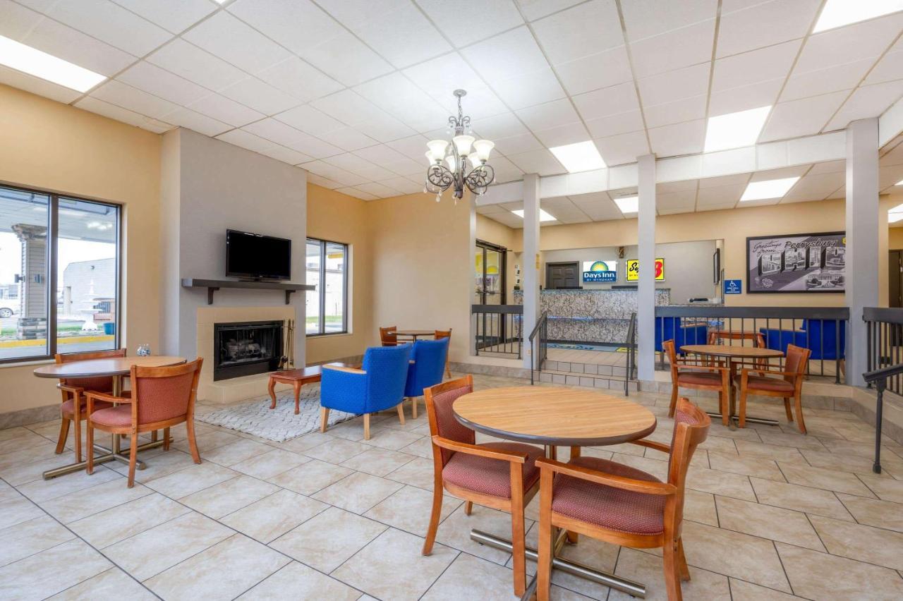 Super 8 By Wyndham Perrysburg-Toledo Hotel Bagian luar foto