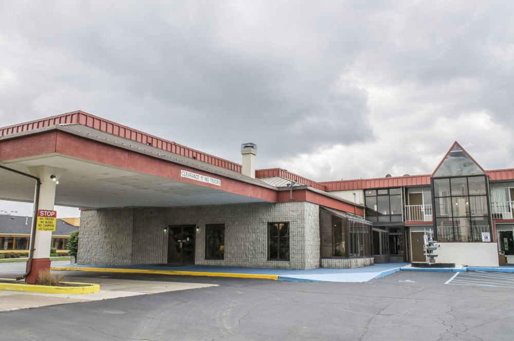 Super 8 By Wyndham Perrysburg-Toledo Hotel Bagian luar foto