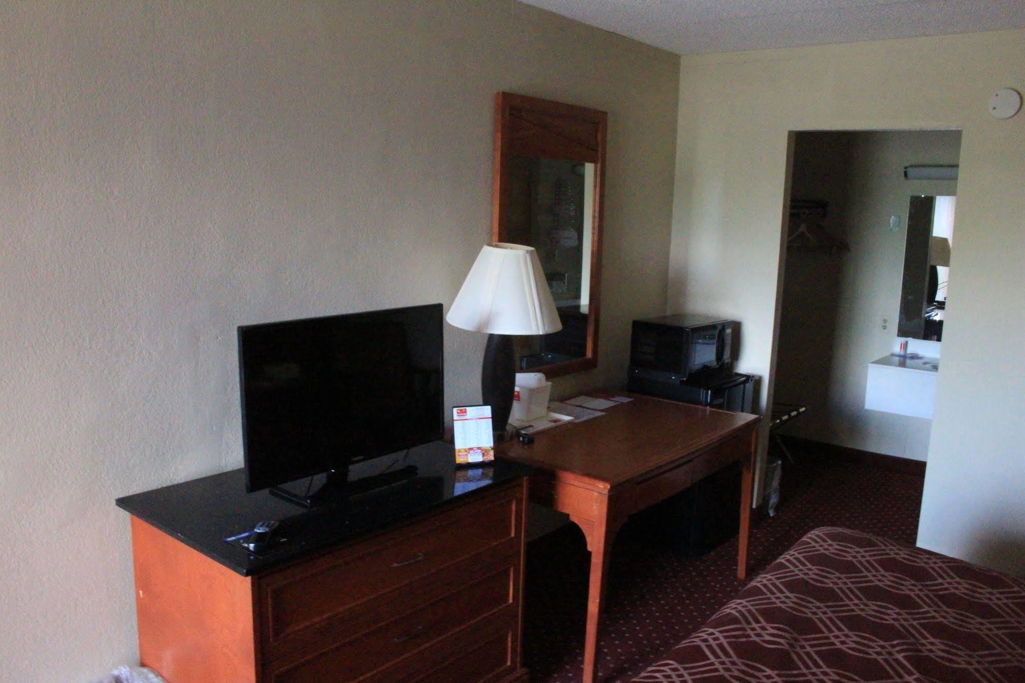 Super 8 By Wyndham Perrysburg-Toledo Hotel Bagian luar foto