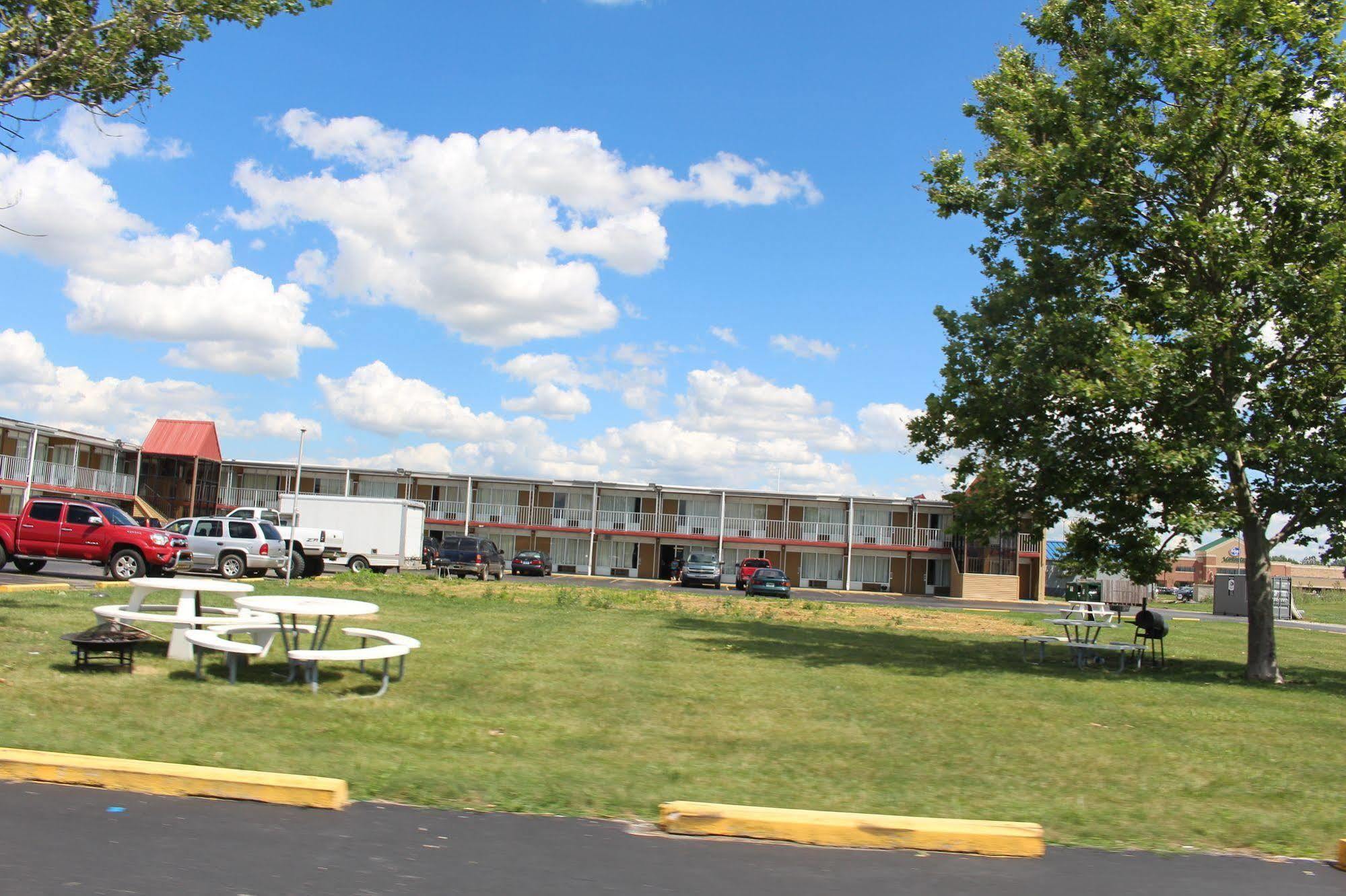 Super 8 By Wyndham Perrysburg-Toledo Hotel Bagian luar foto