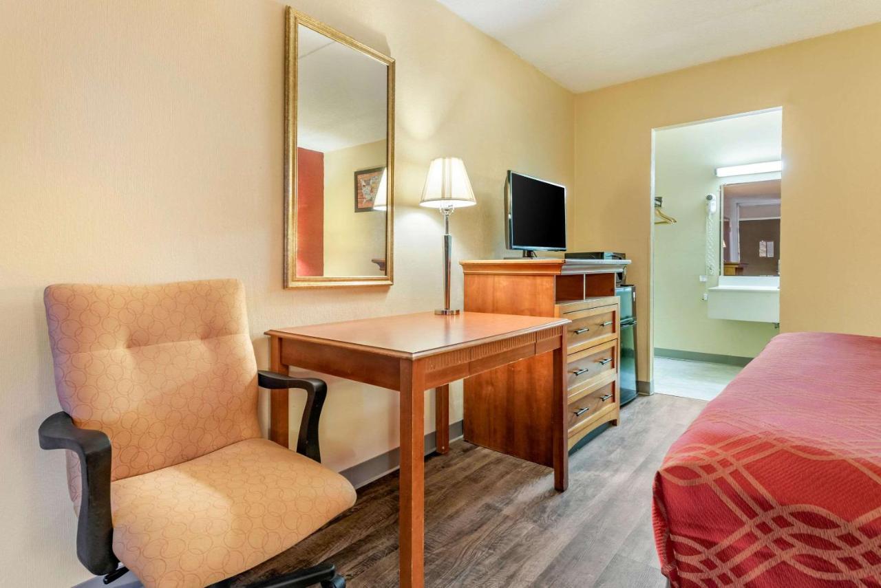 Super 8 By Wyndham Perrysburg-Toledo Hotel Bagian luar foto