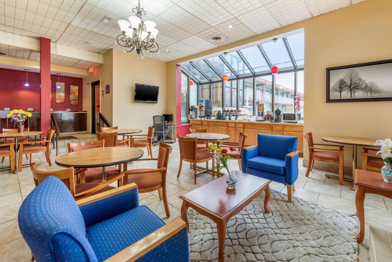Super 8 By Wyndham Perrysburg-Toledo Hotel Bagian luar foto